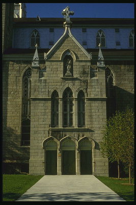 Протестантский собор в канадской столице из светлого камня. Аккуратные насаждения возле дорожки к храму