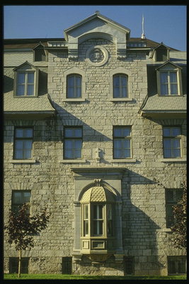 Здание из серого камня в Оттаве, построенное во французском стиле