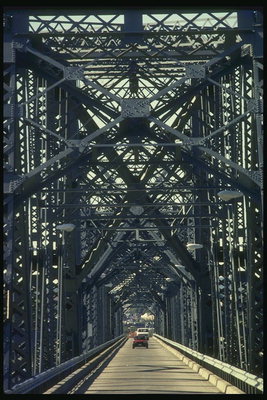 Мостова конструкція з величезної кількості металу