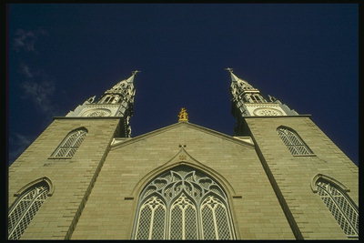 Madhështia e krijuesve të artit arkitektural amazing kishës së krishterë në Kanada