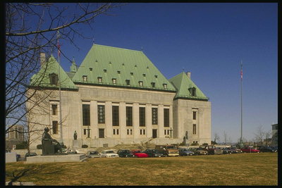 ठेठ इमारत कनाडा राजधानी हल्के भूरे रंग के पत्थर से बनाया गया है और हरा तांबे छत के साथ कवर किया