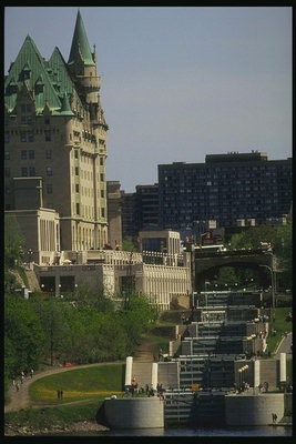O edifício do município da cidade da cidade de Ottawa. A escadaria conduz à fonte central da capital