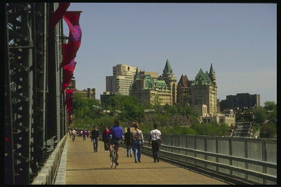 Туристы из Америки гуляют по центру канадской столицы
