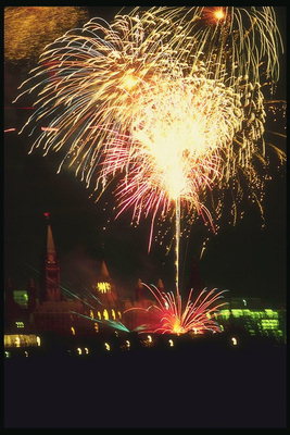 Ночные фейерверки в канадской столице - признак массового празднования знаменательной даты