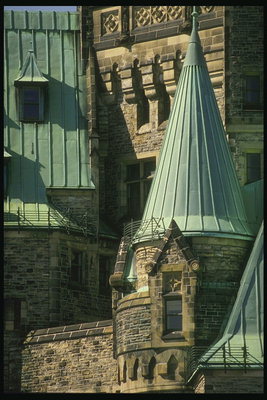 Крытые зелёной медью крыши и купола канадской столицы