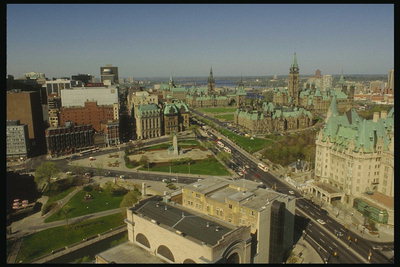 Lihat kota Ottawa bangunan tinggi. Kelimpahan cahaya hijau dan abu-abu