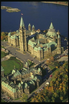 Здания канадского правительства с вида из вертолёта в ухоженном состоянии