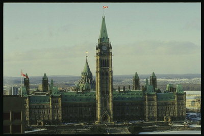 Над телевизионной вышкой Оттавы развевается кленовый, канадский флаг
