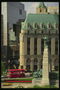 Деловой центр Оттавы - канадской столицы. Мимо военной статуи проезжает двухэтажный автобус