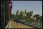 Туристы из Америки гуляют по центру канадской столицы