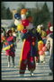I clown ad un festival con i palloncini colorati creano un\'atmosfera di vacanza