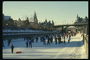 Картина зимней улицы в канадской столице. Улица стала катком, на котором упражняются в езде на коньках
