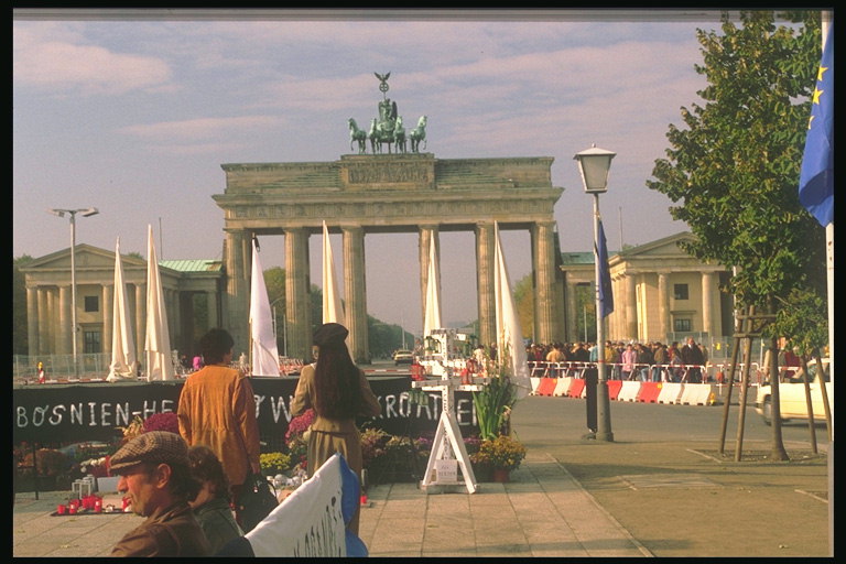 Триумфальная арка в на площади города