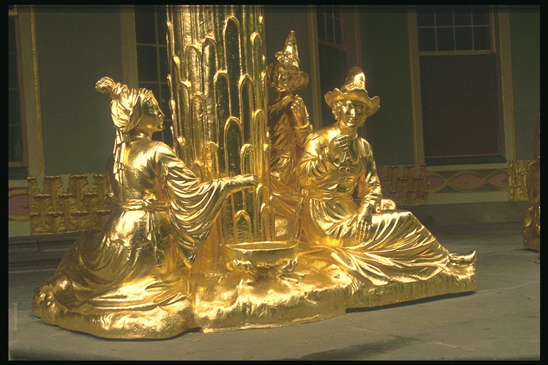 Золотые скульптуры женщин