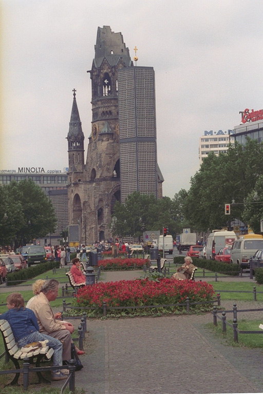 Городской парк с отдыхающими. Башня старой арки