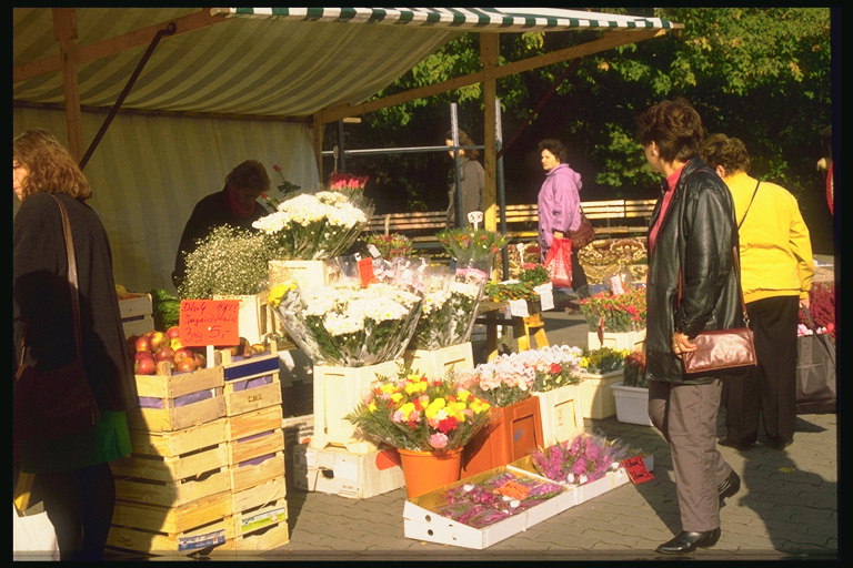 Продажа цветов и продуктов на улице города