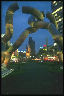 Скульптура необычной формы в ночном городе