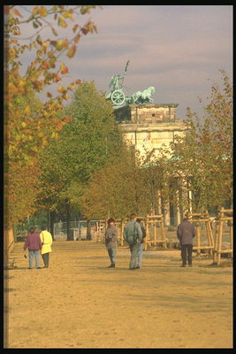Осень. Городской парк у триумфальной арки