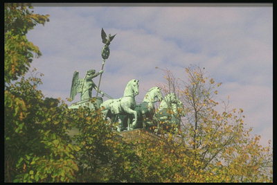 Скульптура колесницы лошадей и наездницы