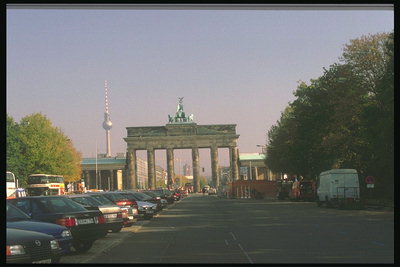 Площадь с машинами перед триумфальной аркой
