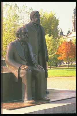 Скульптуры Маркса и Энгельса