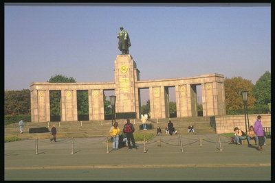 Площадь перед памятником солдату