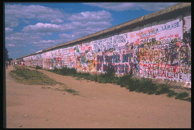 Стена с нарисованными рисунками