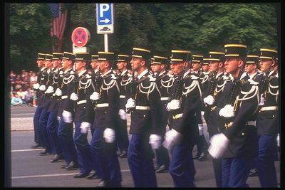 Парад военных на площади в выходных формах
