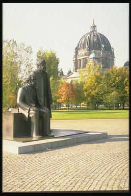 Памятники Марксу и Энгельсу на площади города