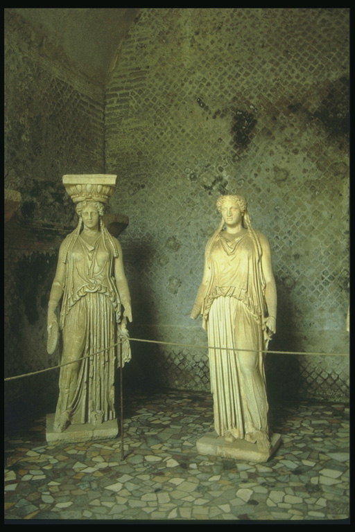 Две скульптуры древним божествам