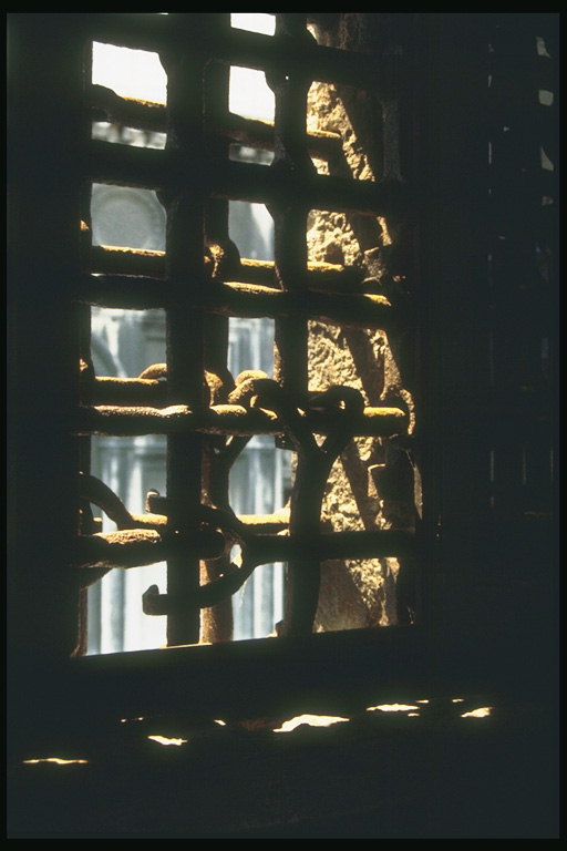 Решётки на окнах здания