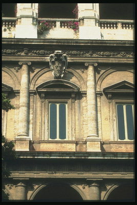 Стена здания с колоннами и древней лепкой