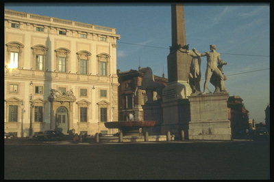Скульптура с памятниками на площади города
