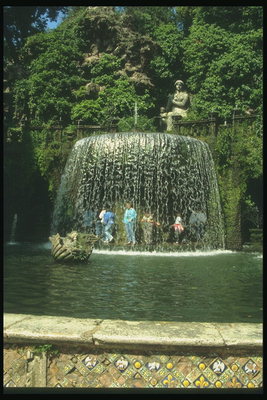 Городской фонтан с посетителями