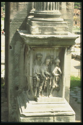 Памятник с изображением людей