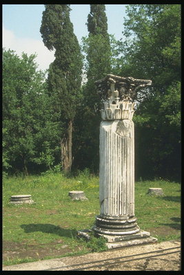 Разрушенная колона в городском парке
