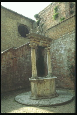 Скульптура с колонами