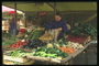 Продажа овощей на рынке города