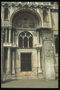 Вход в собор с деревянной резной дверью. Колонны и рисунки