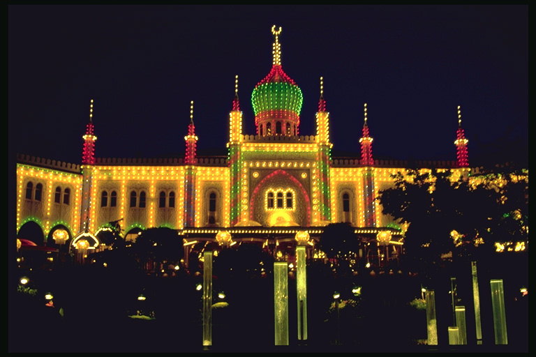 Освёщённая ночными лампами городская мечеть