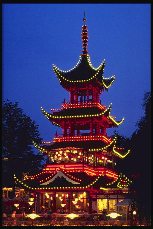 Дом в китайском стиле с подсветкой