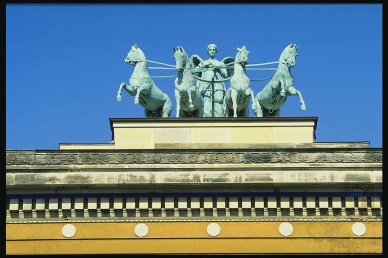 Скульптура колесницы с наездником на крыше здания