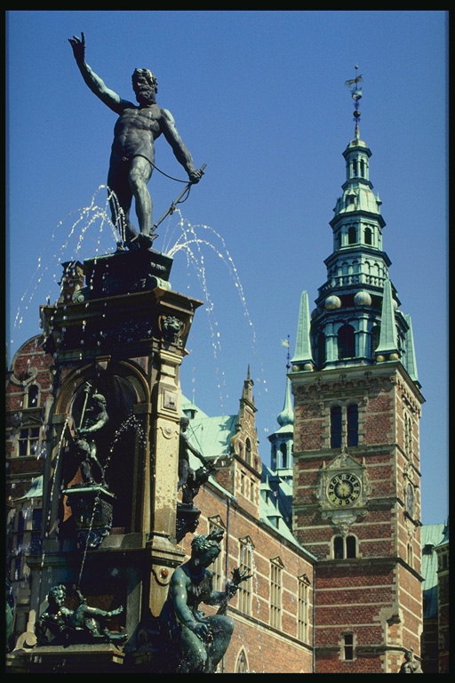 Фонтаны со скульптурами на городской площади