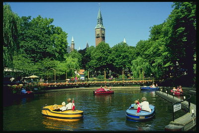 Катание на лодках в городском парке