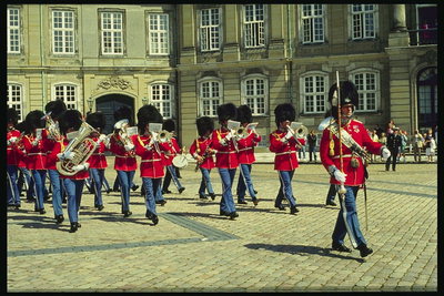 Военный оркестр идёт по площади города
