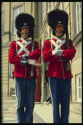 Два солдата военного караула стоят на посту