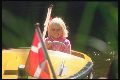 Девочка в лодке