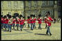 Военный оркестр идёт по площади города