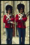 Два солдата военного караула стоят на посту