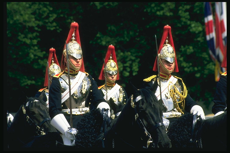 Военные в металлических шлемах, доспехах и белые манжеты